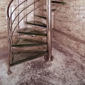 Лестница из нержавеющей стали со стеклом